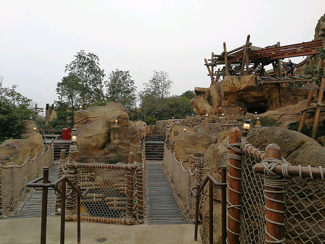 古迹探索营里面主要项目是绳索挑战道有点类似勇敢者道路如果时间非常