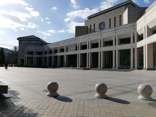 最高学府北大下午2点半才开放游客只能从一个门口进入有些教学楼还在
