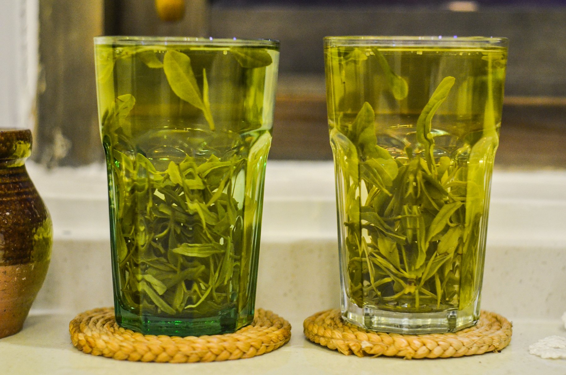 拿起山野君爱喝的绿茶开始泡茶,慢慢的享受这丽江美好的慢时光生活吧.