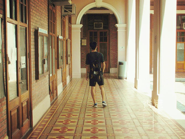 在楼的二层有个空中小花园 粤语和英语必须会