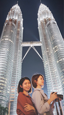 21晚上的双子塔是真的好看 这张是朋友几乎把手机放到地上拍出来的效果 两个人头像p上去的hhhhh 吉隆坡市中心