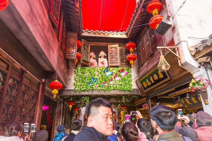 《十八相送》节选自越剧《梁山伯与祝英台》,