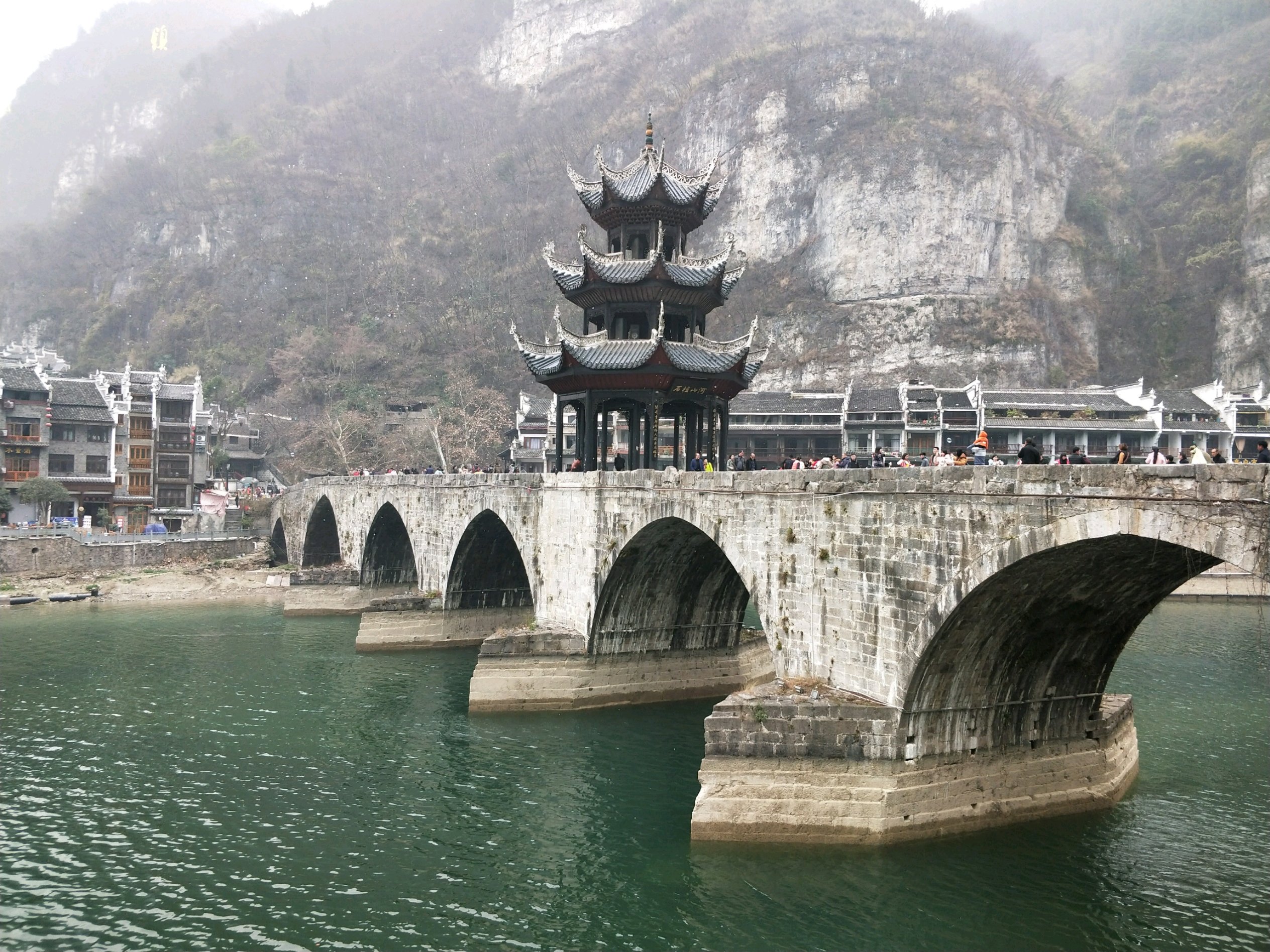 景区前面就是祝圣桥,古镇的主要建筑就在桥对面,我们一路游玩穿小巷观