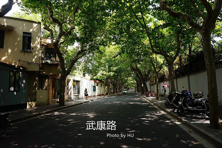 电影色戒中提到的福开森路也正是如今的武康路想必李安也是对它情有独