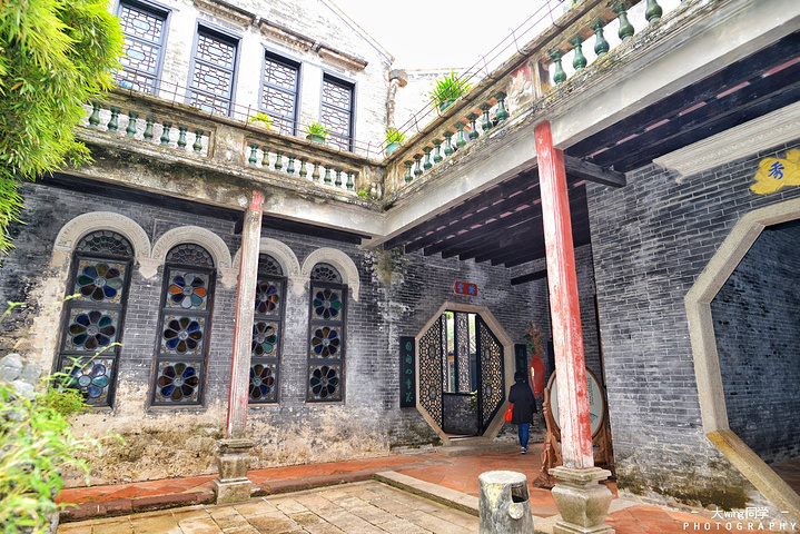 两大部分, 前者于2006年扩大而成,较为崭新,后者