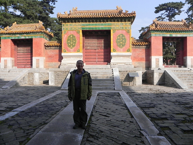 47公顷,内葬世宗雍正帝,孝敬宪皇后,敦肃皇贵妃.