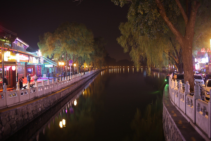 来了几次北京,倒是第一次来后海酒吧街。晚上