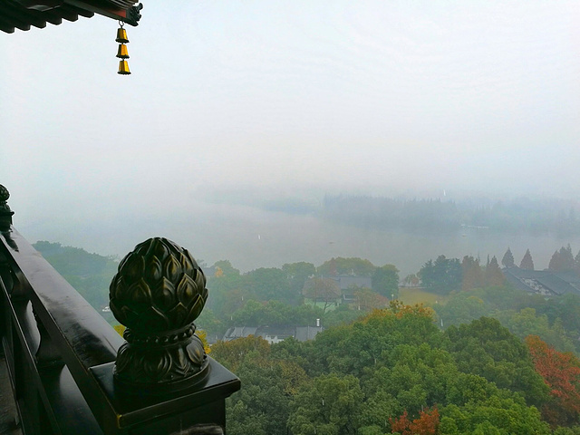 "西湖真的很大，许多景点虽然都在西湖畔，却相距甚远。比如雷峰塔和断桥就隔着一汪碧绿的湖水，两两相望_雷峰塔"的评论图片