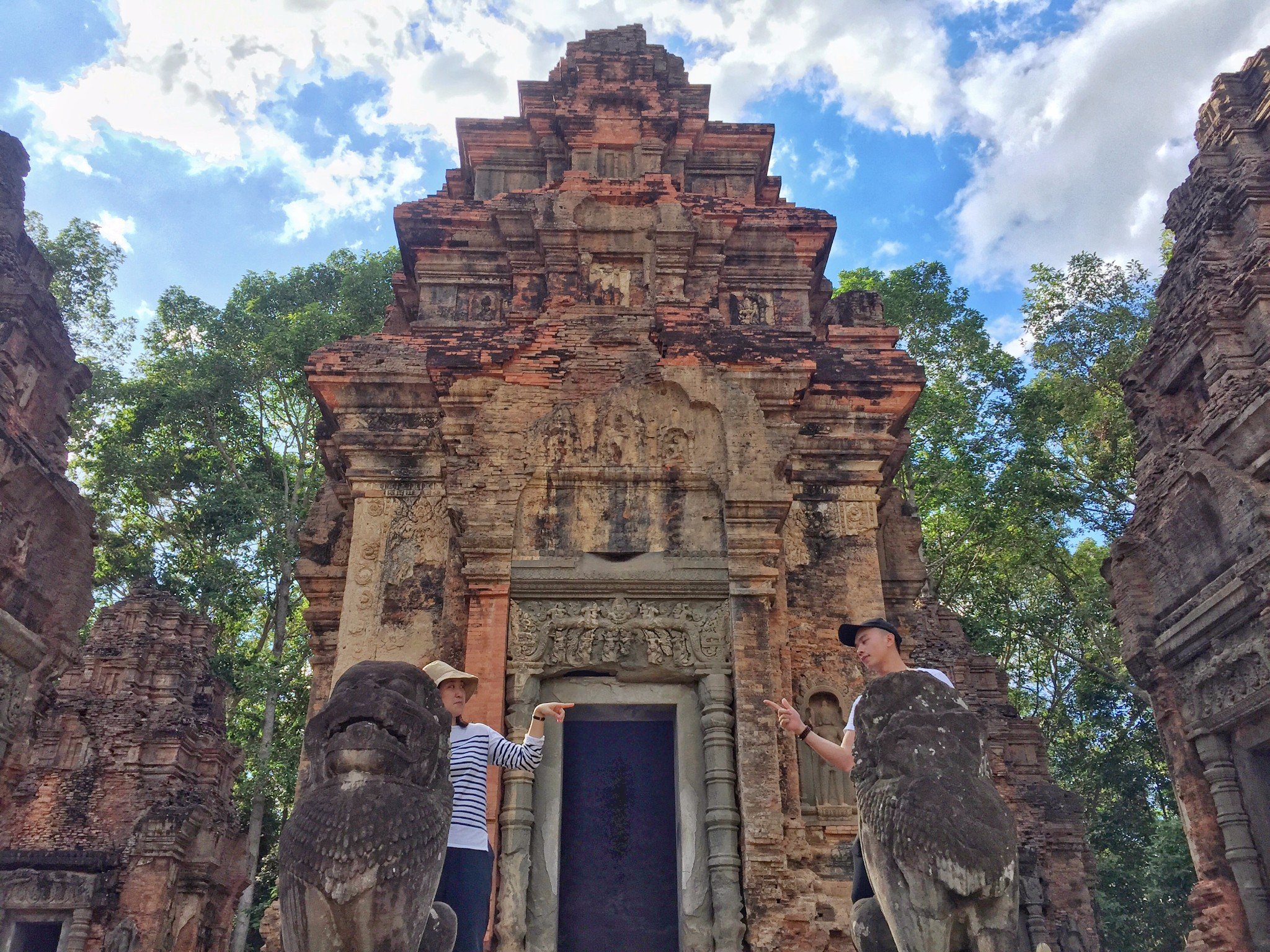 寺庙内部原来据说是供奉神像的,现在已经只剩下石台基了.