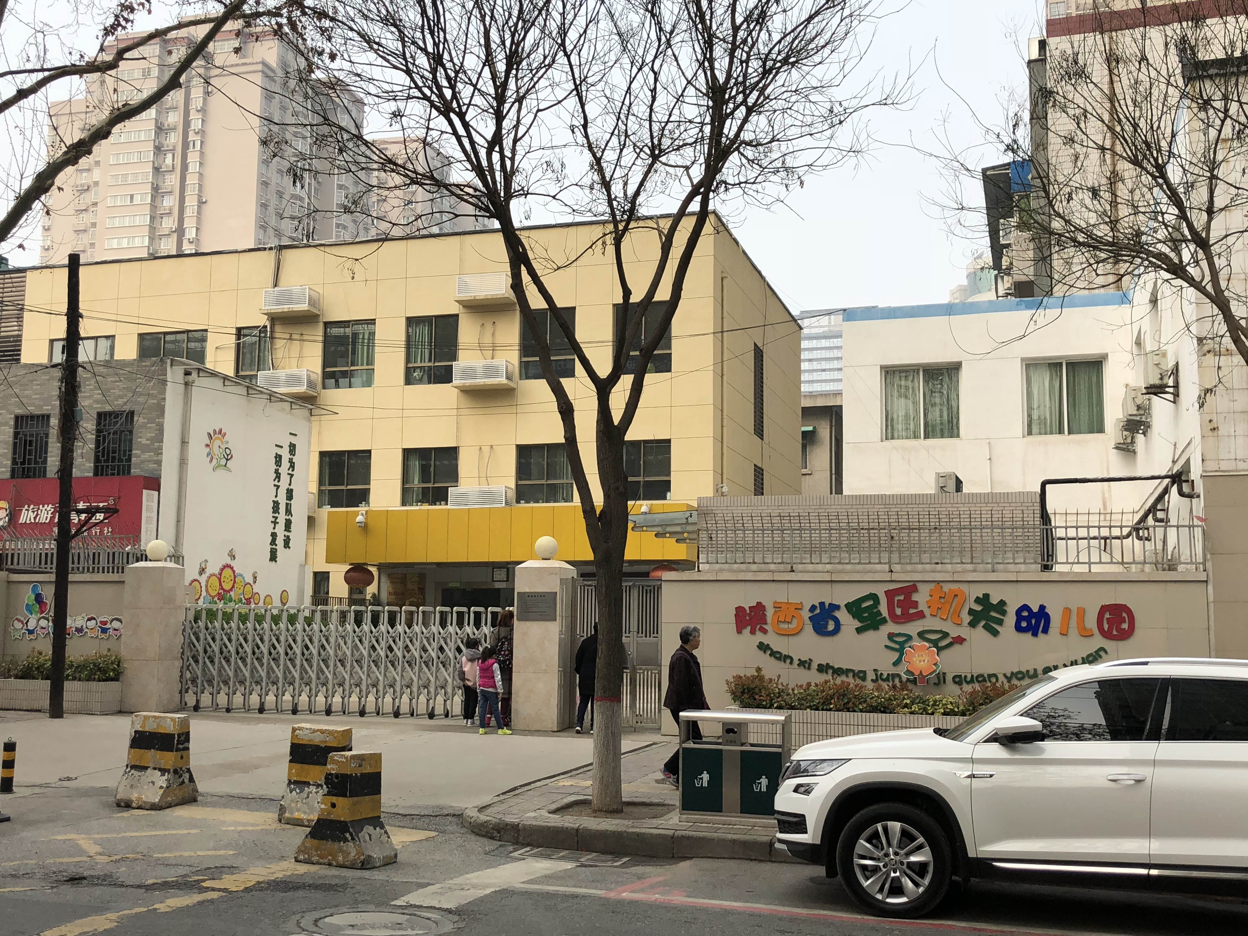 出了民宿楼大门的幼儿园