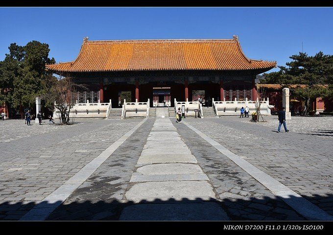 "当天天色也不错，刚刚3月底，北京的气温一下子就升到了二十四五度，所以就显得景区里更加凉爽安静_明十三陵"的评论图片