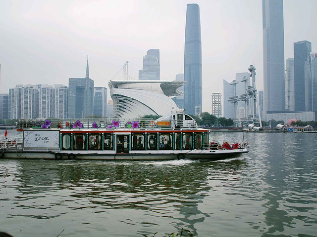 珠江夜游最好选择南海神号,是一艘仿古船,很有