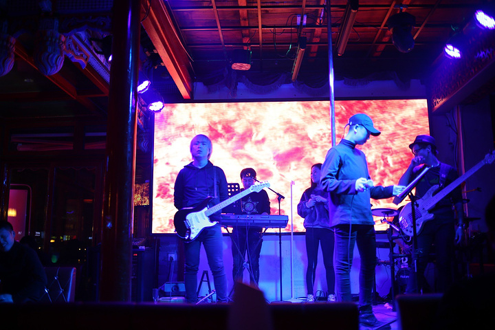 来了几次北京,倒是第一次来后海酒吧街。晚上