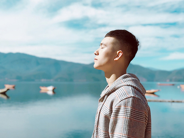 一张独照都没拍,用手机给哥哥偷偷拍了几张,所以基本上是侧面…背面