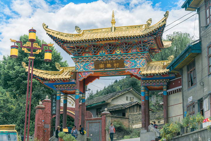 康定新城,城市后方便是著名的蜀山之王——贡嘎,只是藏在云里,不肯与