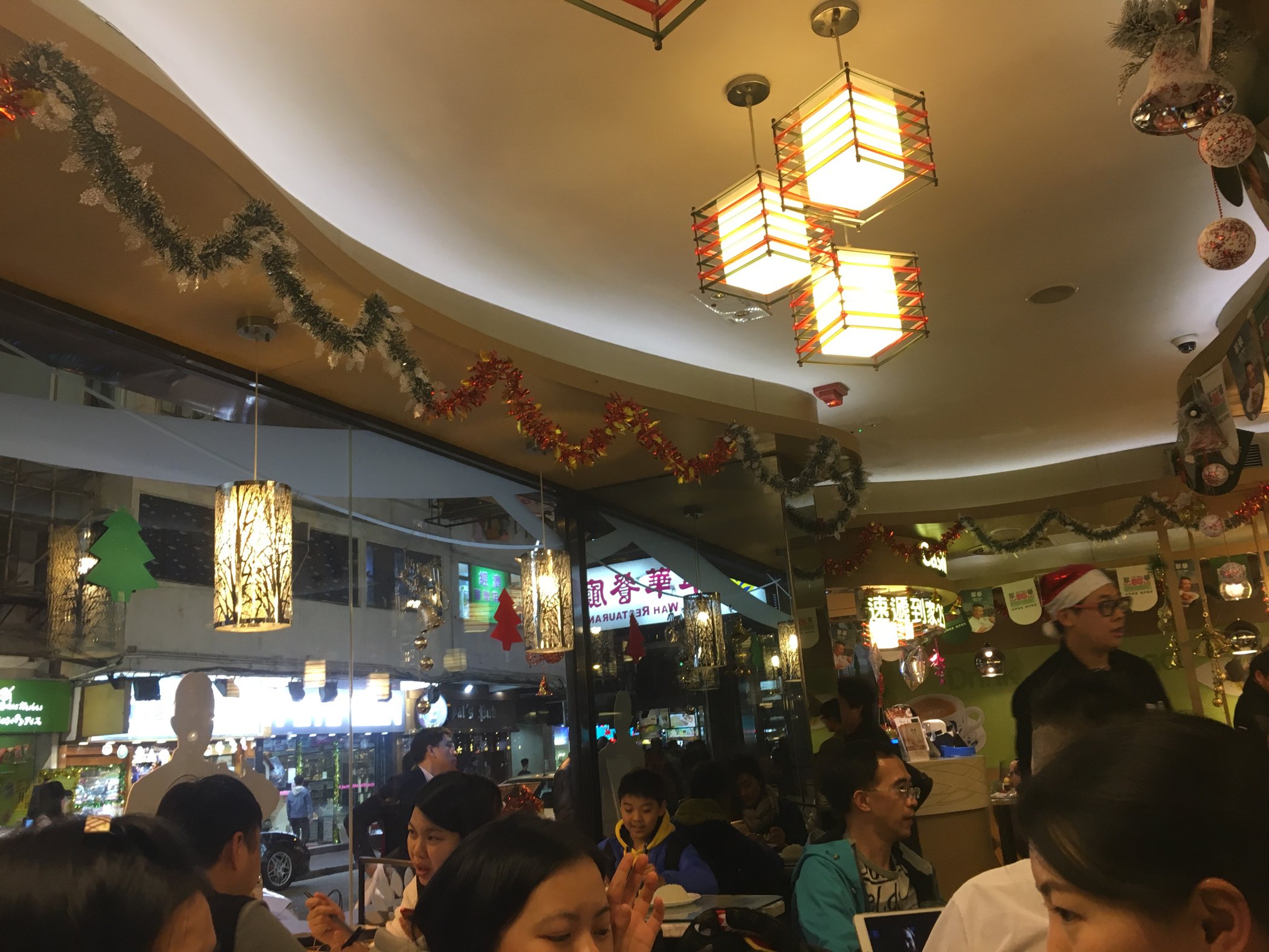 晚饭,翠华餐厅来一波正宗港式吃食,晚上在店里正儿八经的吃饭比中午吃