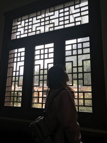 四天:游玩最美古城--凤凰古城】顺便去江边看了