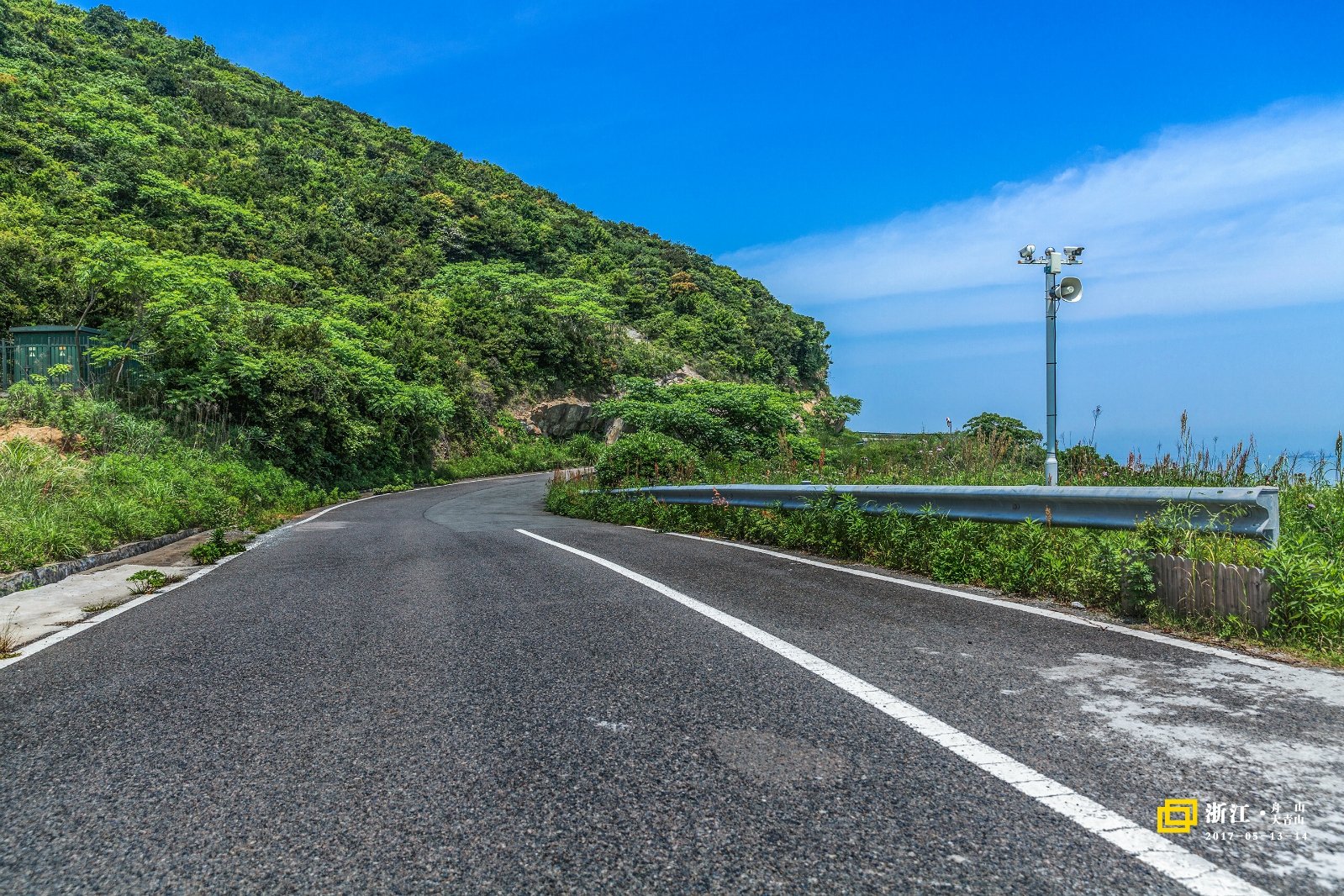 注到青山峰的一段路山路十八弯为安全起见游览人员必须乘坐景区巴士