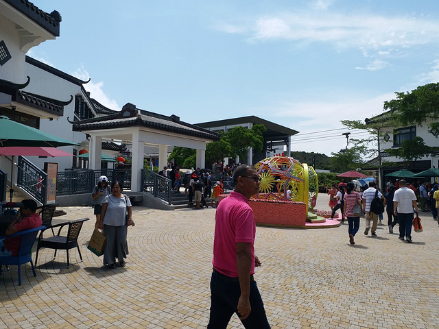 介绍昂坪历史的宣传栏