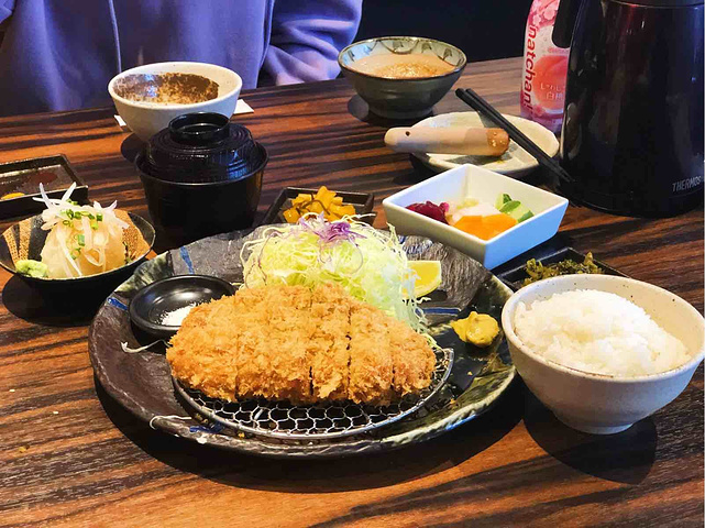 "配菜有萝卜泥、味增汤，一小碟泡菜和卷心菜色拉，都是解油腻的好帮手。传说中熊本最好吃的炸猪排_胜烈亭"的评论图片