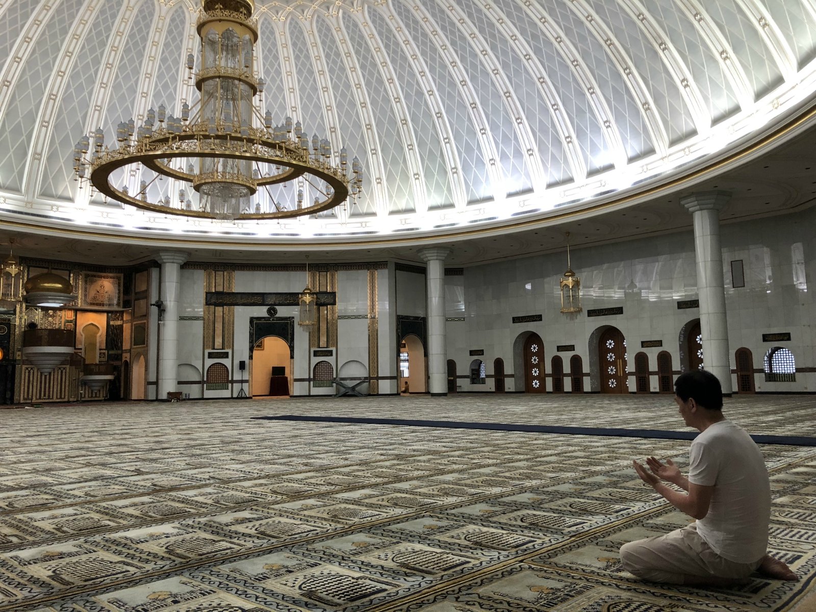 杰米清真寺,作为文莱国内最大的清真寺,是文莱的标志性建筑和景点之一