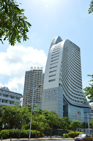 "椰梦长廊位于三亚市环三亚湾海滨风景大道,紧挨着海月广场,从海