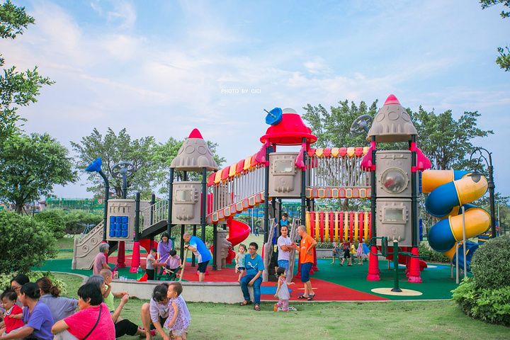 儿童乐园这里有孩子们的欢声笑语家长陪着孩子们嬉戏温馨美好的画面