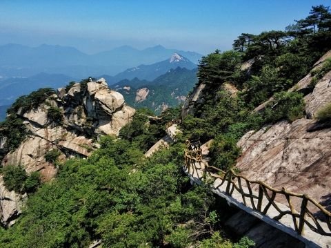 湖边有张公山,吴主寺,十美寺,朱山,鼓架山等景点,并遗存有关孙权