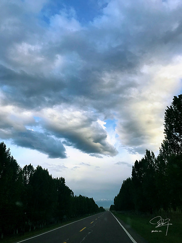 " 在新疆的每一天处处是惊喜，最美的风景总是在最不经意的时候看到，就像我们这会儿偶遇的七彩祥云_霍城薰衣草"的评论图片