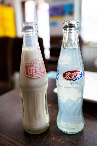 地点:位于云鹤路和西中华路交叉口而且一定要点的饮料,宏宝莱玻璃瓶!