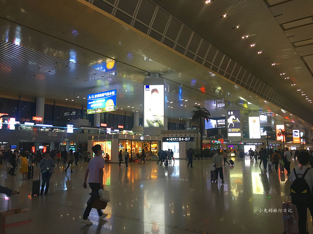 南京南站的景色,即便是夜晚,也依旧人来人往.