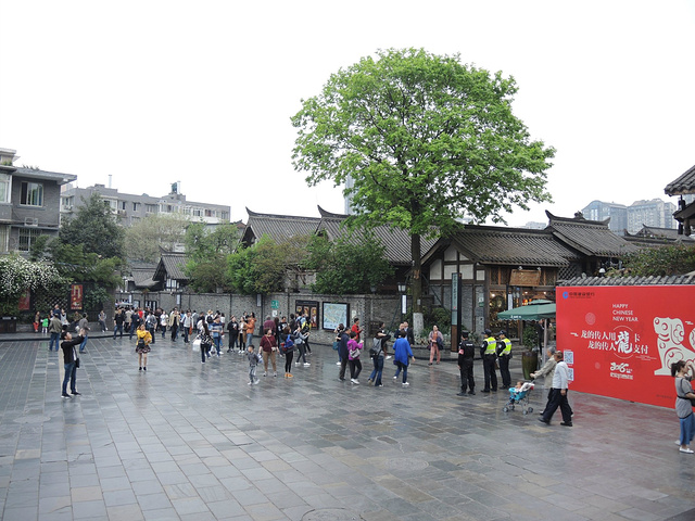 宽窄巷子巷口的广场.景区标志.