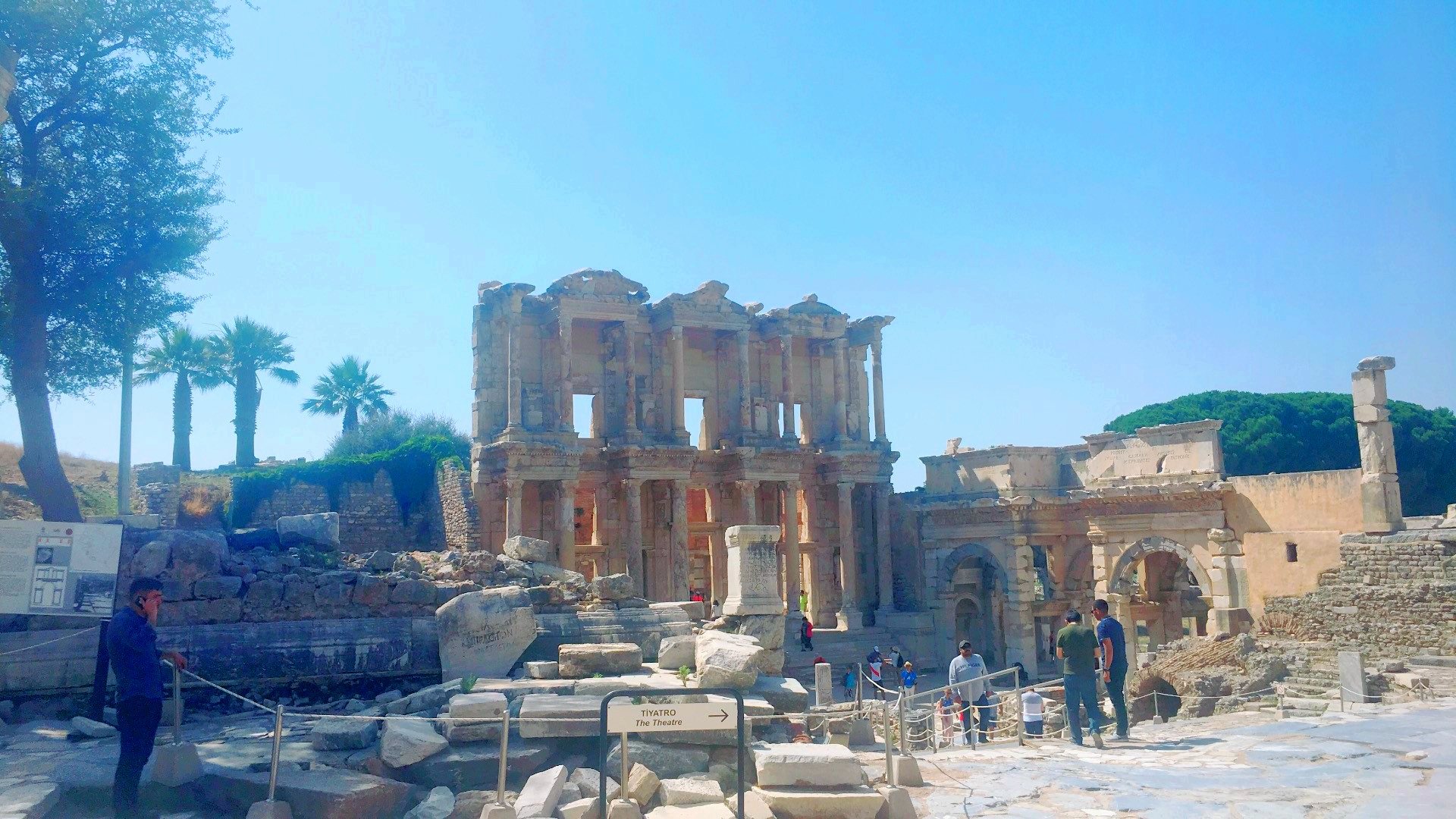 2021塞尔苏斯图书馆游玩攻略 图书馆边上还是一个自由市场 去哪儿攻略