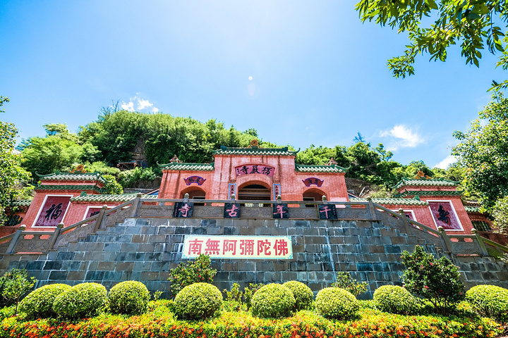 楞严寺存在至今,吸引过不少文人骚士来此游历,也因此,在寺内,随处可见