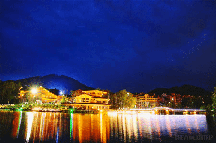 佛库伦夜市于2018年6月16日正式"开市,其为清凉夏日的休闲夜市,集夜景