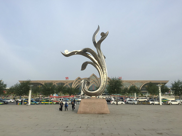 北京-银川的z277次列车早6:53分正点到达银川站,银川站外形漂亮,广场