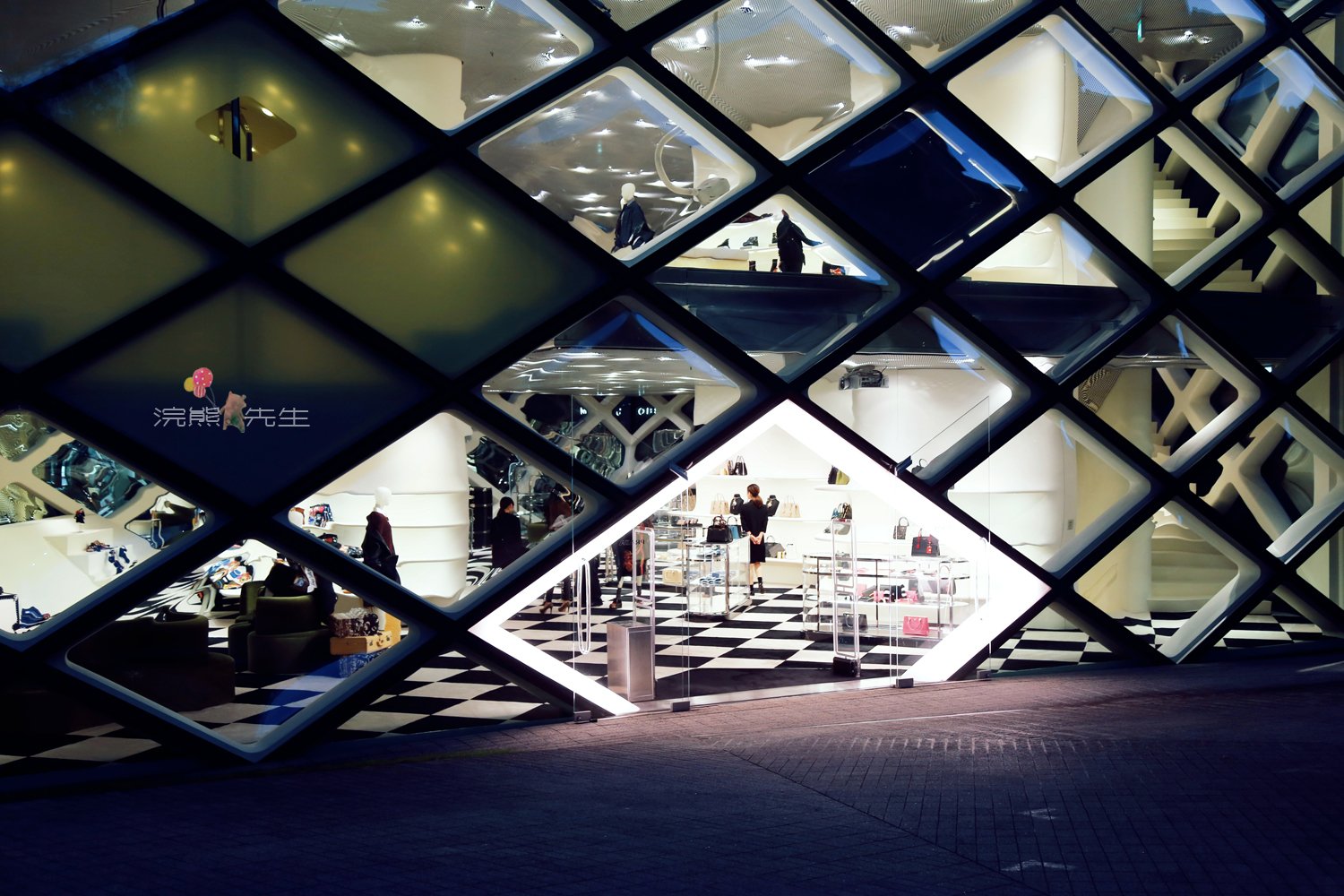 表参道那个高大上的prada,贫穷的人类一脸呆滞的看着对面有钱的人类