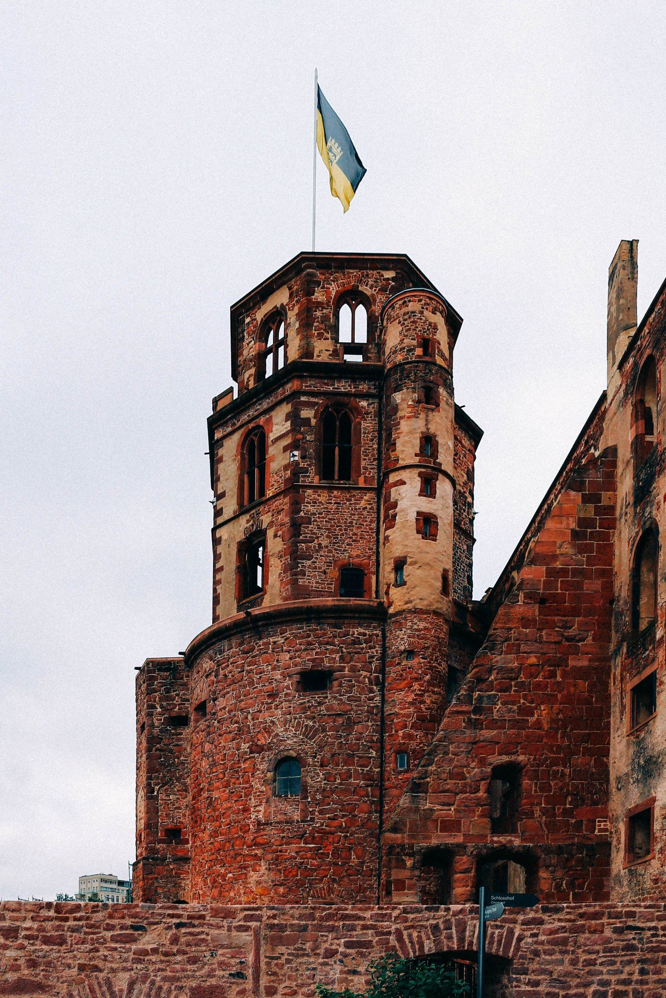 德堡市老城区的主街为豪普特街,与内卡河平行,西起俾斯麦广场