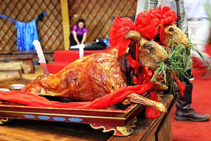 一定不能错过烤全羊,在部落里品尝烤全羊,还会举行开羊仪式,十分隆重