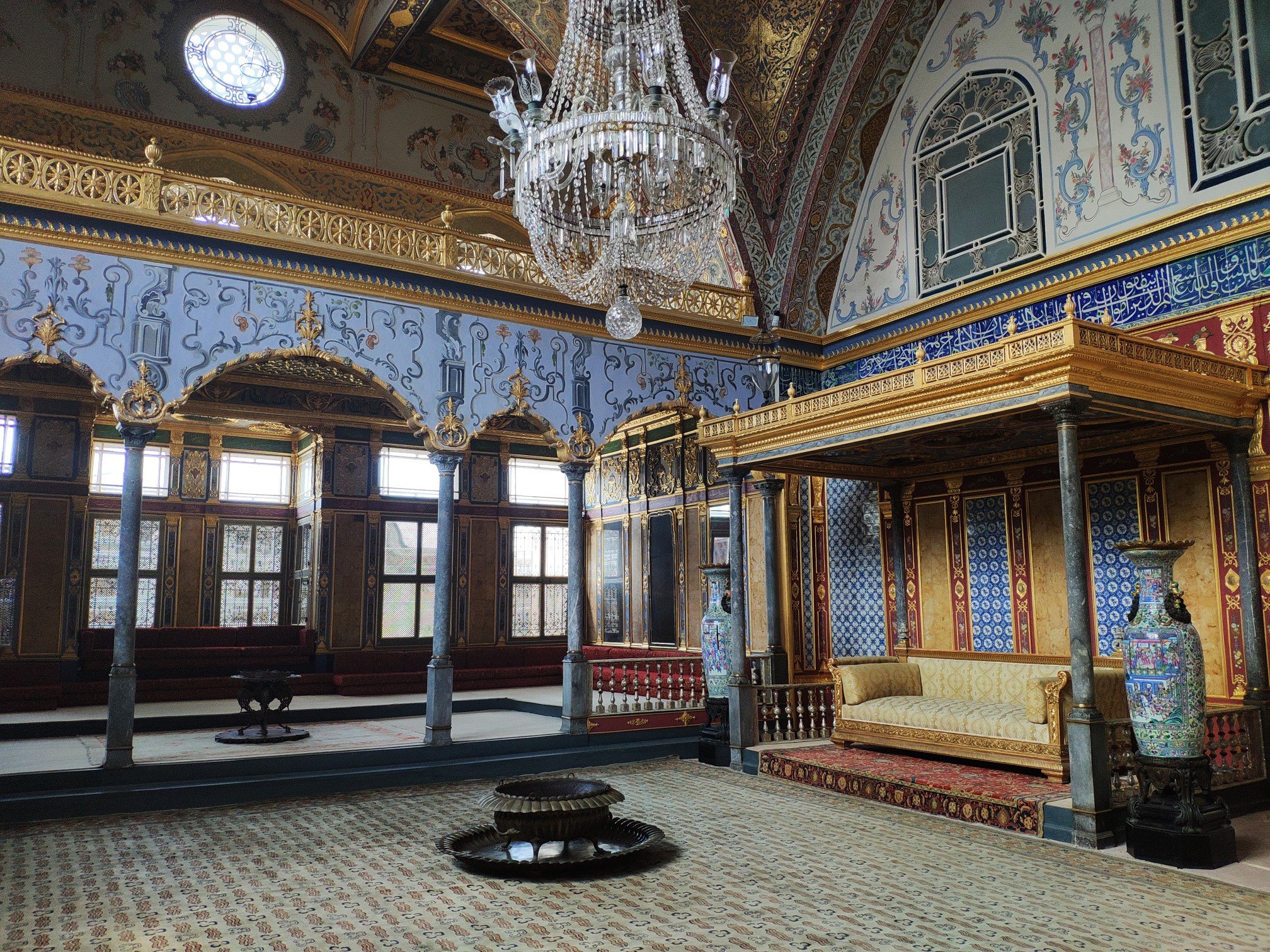 这座宫殿依照非常人性化的比例修建,拥有一直延伸到海边的大型花园.