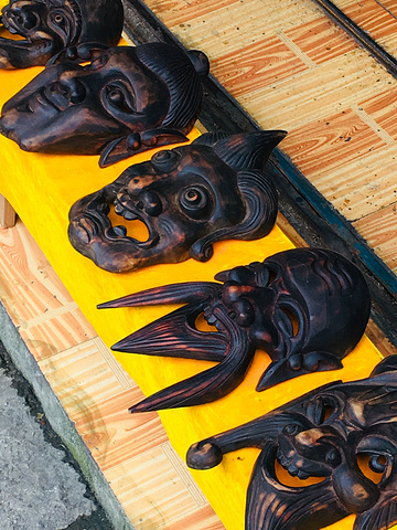 今天不是节假日,也过了暑假,街上游人很少。但