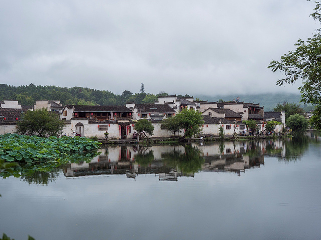 2024宏村 最有名的景点:南湖画桥,南湖也就是 宏村 牛式建筑的牛肚,画桥就在南湖之上,远远看去,画..._宏村景区-评论-去哪儿攻略