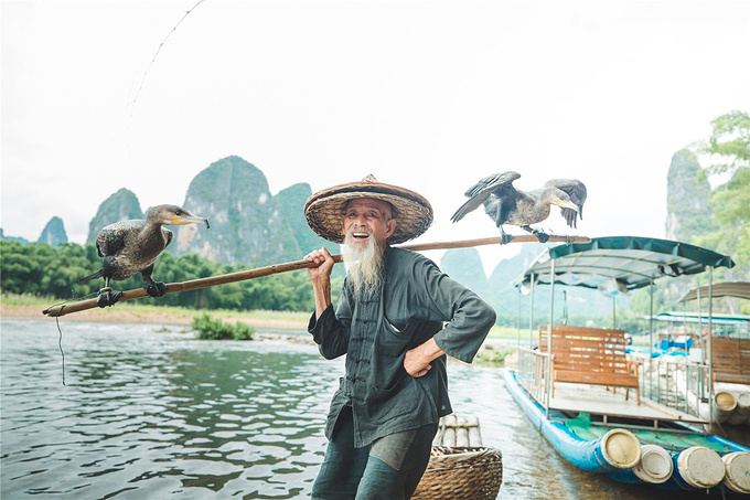 一下船夫的角色,来个小小的cosplay,史上最小的撑船人诞生了~~~~漓江