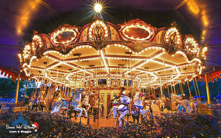 天色渐暗,终于到了拍旋转木马的时.