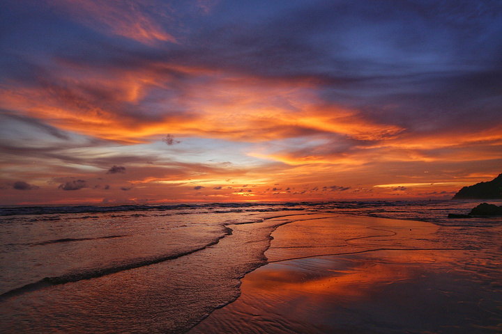 夕阳的余晖不仅描绘了天空还渲染了海洋水天融合成一景震撼人心夕阳印