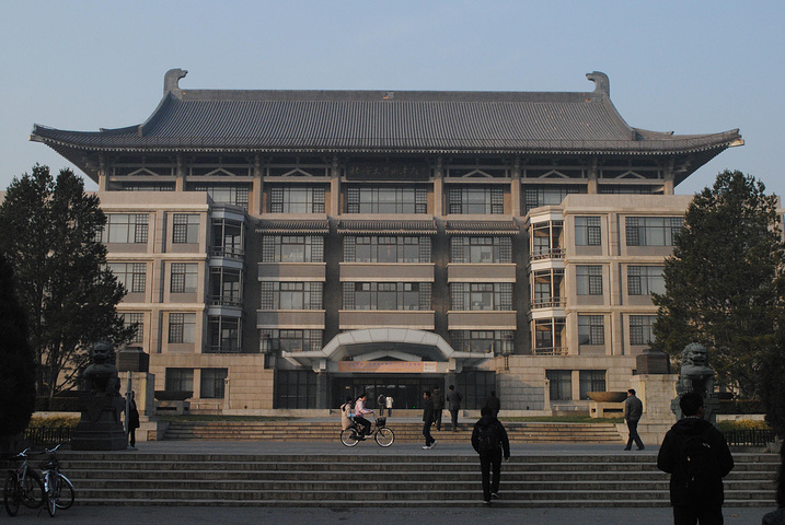 许多人去北京大学就像去朝圣一样,其实北大在