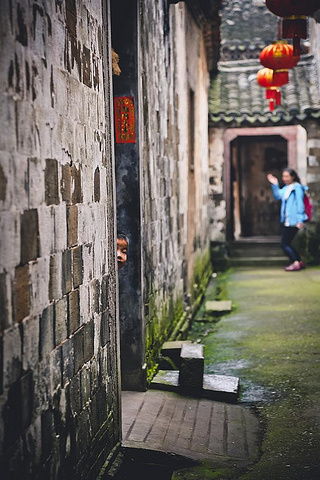 "甫一走进古村，便闻得一股香味，原来是含笑花开~古村人家的门，都是一道风景。最后一站——寺平古村_寺平古村"的评论图片