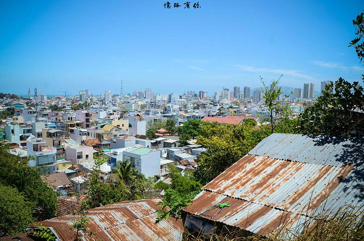 "...个景象还活在我的头脑中，没有太多的惊奇之处，全部都是看过的风景，不过第一次来的豆豆还是很兴奋的_隆山寺"的评论图片