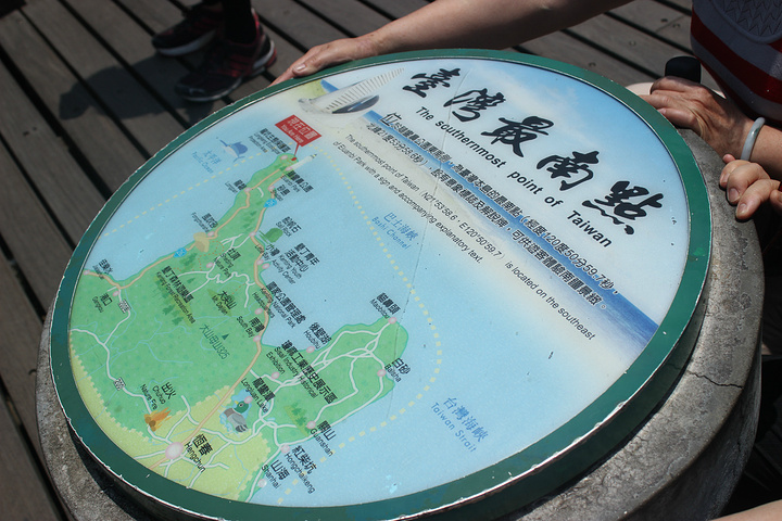 立於东经120度50分0秒,北纬21度53分59秒,位置在垦丁国家公园境内,鹅