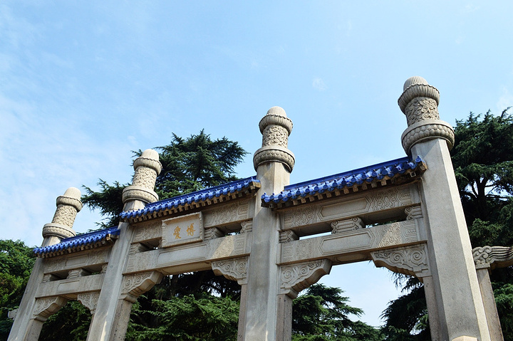 2017中山陵景区现为免费参观。392级石阶象征